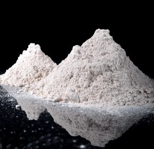 آرد دولومیت سنگ خرد شده - دولومیت نامیده می شود. فرمول شیمیایی معدنی: CaMg (CO2)،. ماده اصلی فعال در معرفی آرد دولومیت در خاک، کلسیم است. جابجایی کلسیم از مجموعه خاک جذب شده توسط یون های هیدروژن، علت مستقیم افزایش اسیدیته خاک و از بین رفتن خواص فیزیکی و شیمیایی آن است. بنابراین، در خاک های اسیدی، تعادل کلسیم و یون های هیدروژنی حفظ می شود! مصنوعی، که برای آن آرد دولومیت به همراه ابزارهای دیگر استفاده می شود.